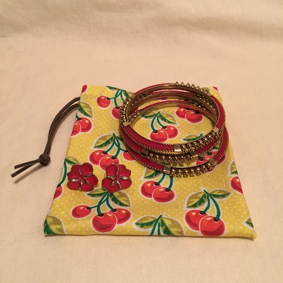 Red Hibiscus Earrings & Bangle Bracelets with Bag - Picture 2 of 3